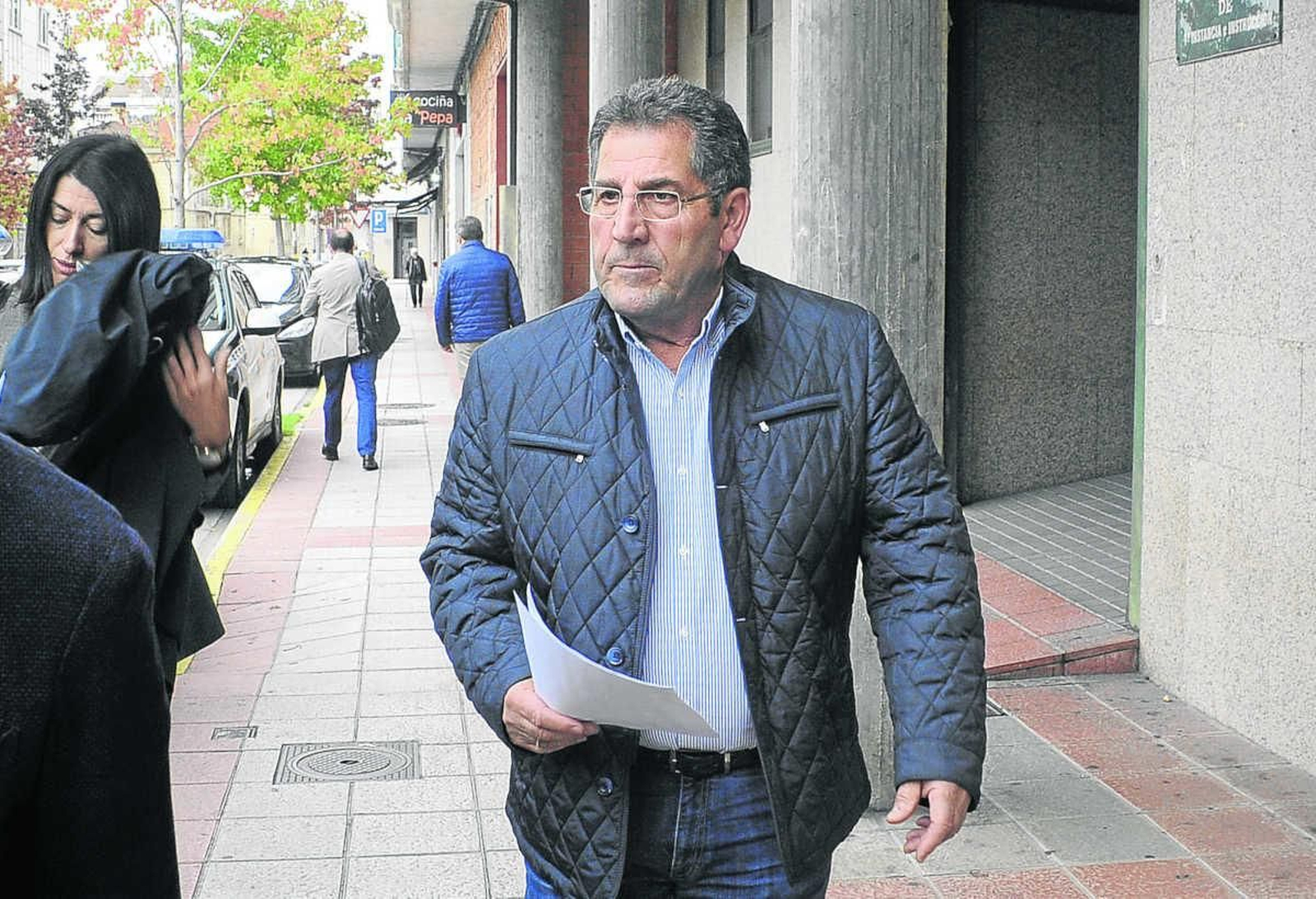 El regidor de Vilardevós a su llegada al Juzgado de Verín durante la mañana del viernes. (Foto: Martiño Pinal)