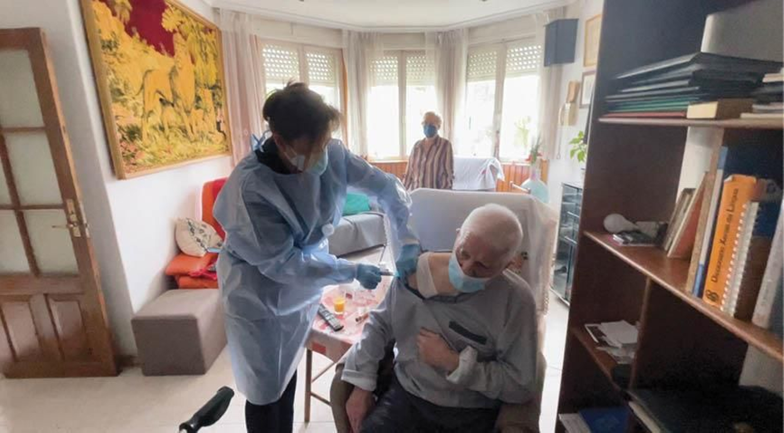 Una enfermera vacuna a un vecino de Cea.