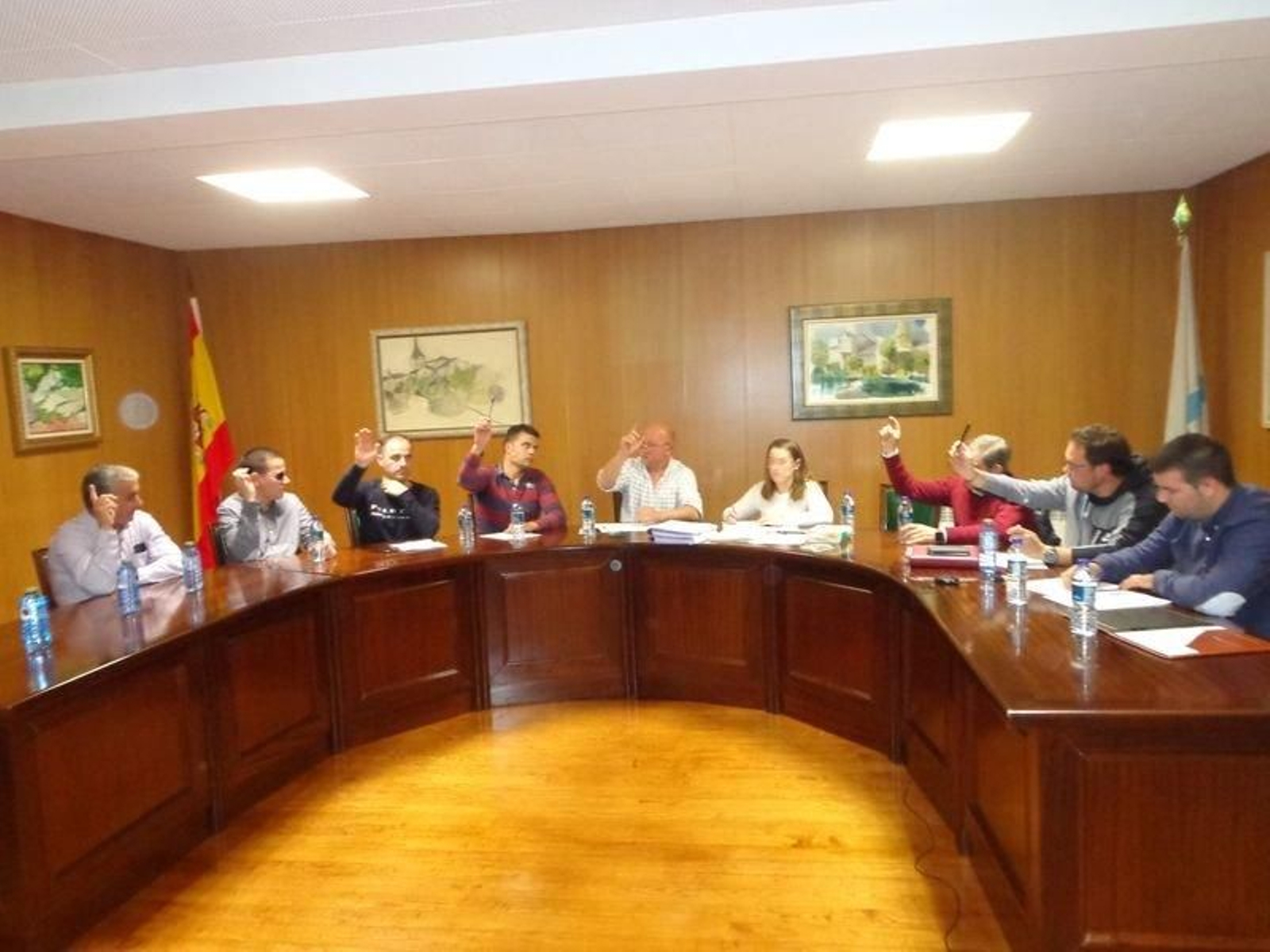 Momento de la votación para dar el nombre de una avenida a Jose Luis Outeiriño en la sesión plenaria de este jueves.