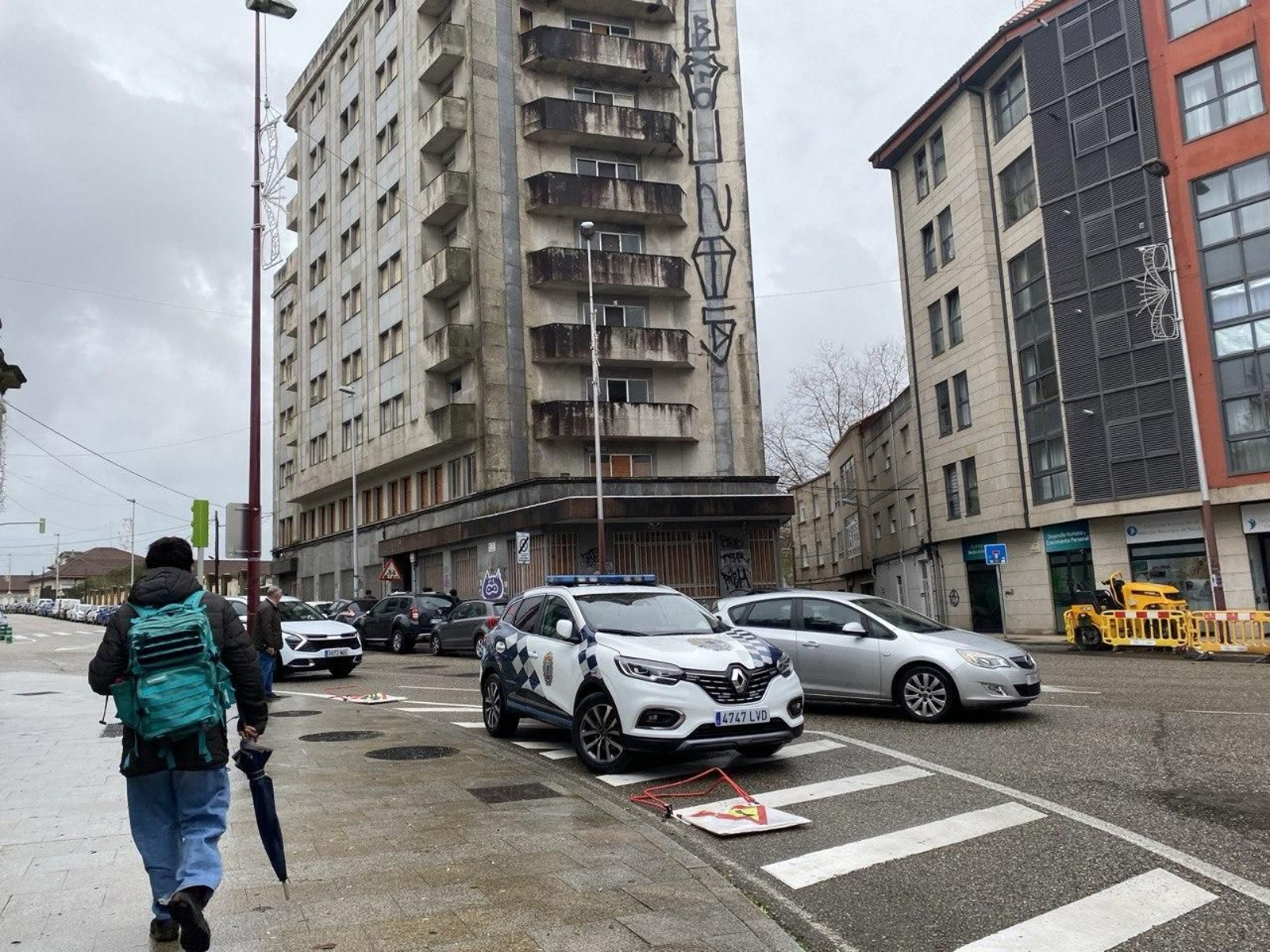 Una patrulla de la Policía Local, ayer, delante del edificio abandonado, que fue objeto de revisión.