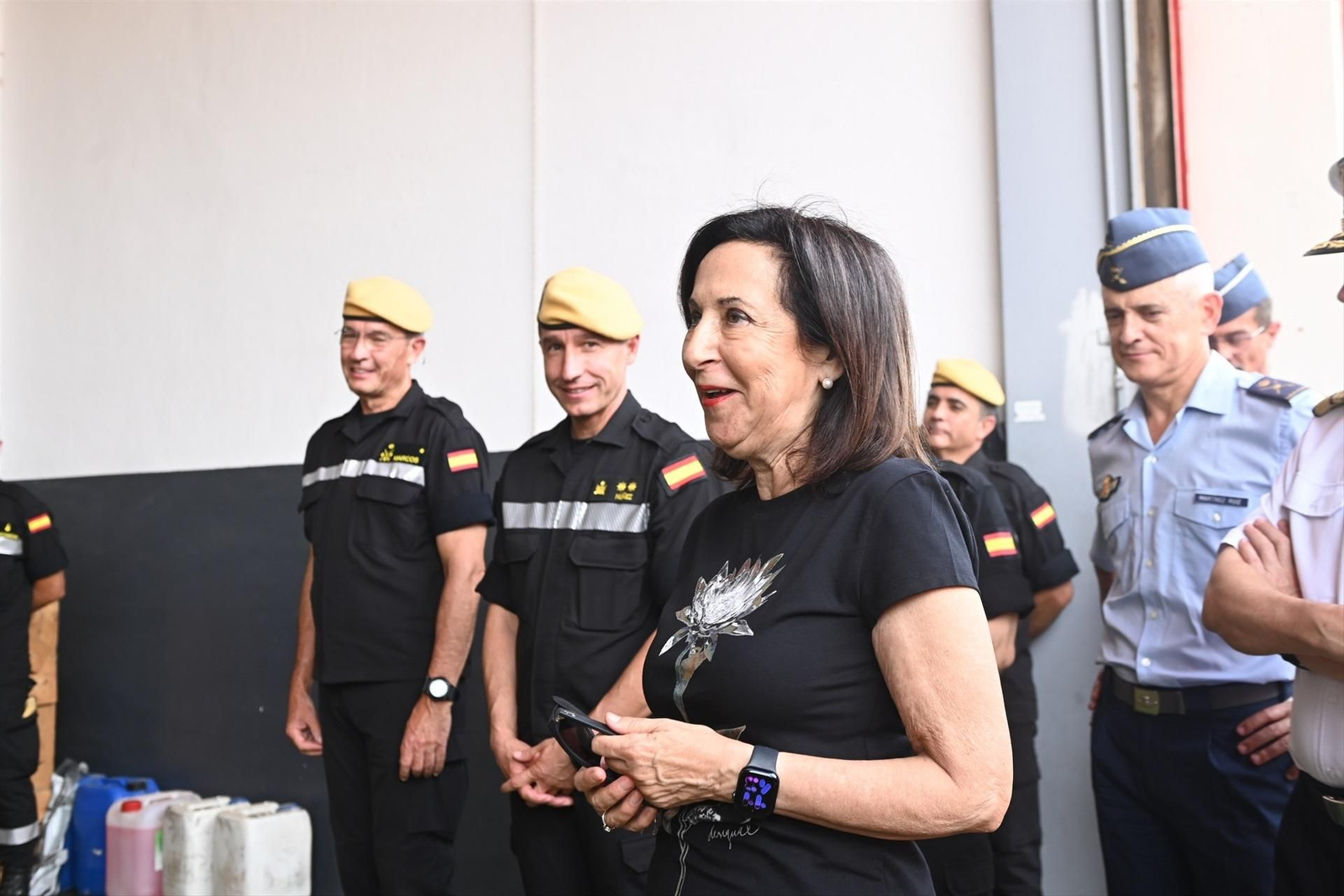 Margarita Robles en su visita a la base aérea de Zaragoza.