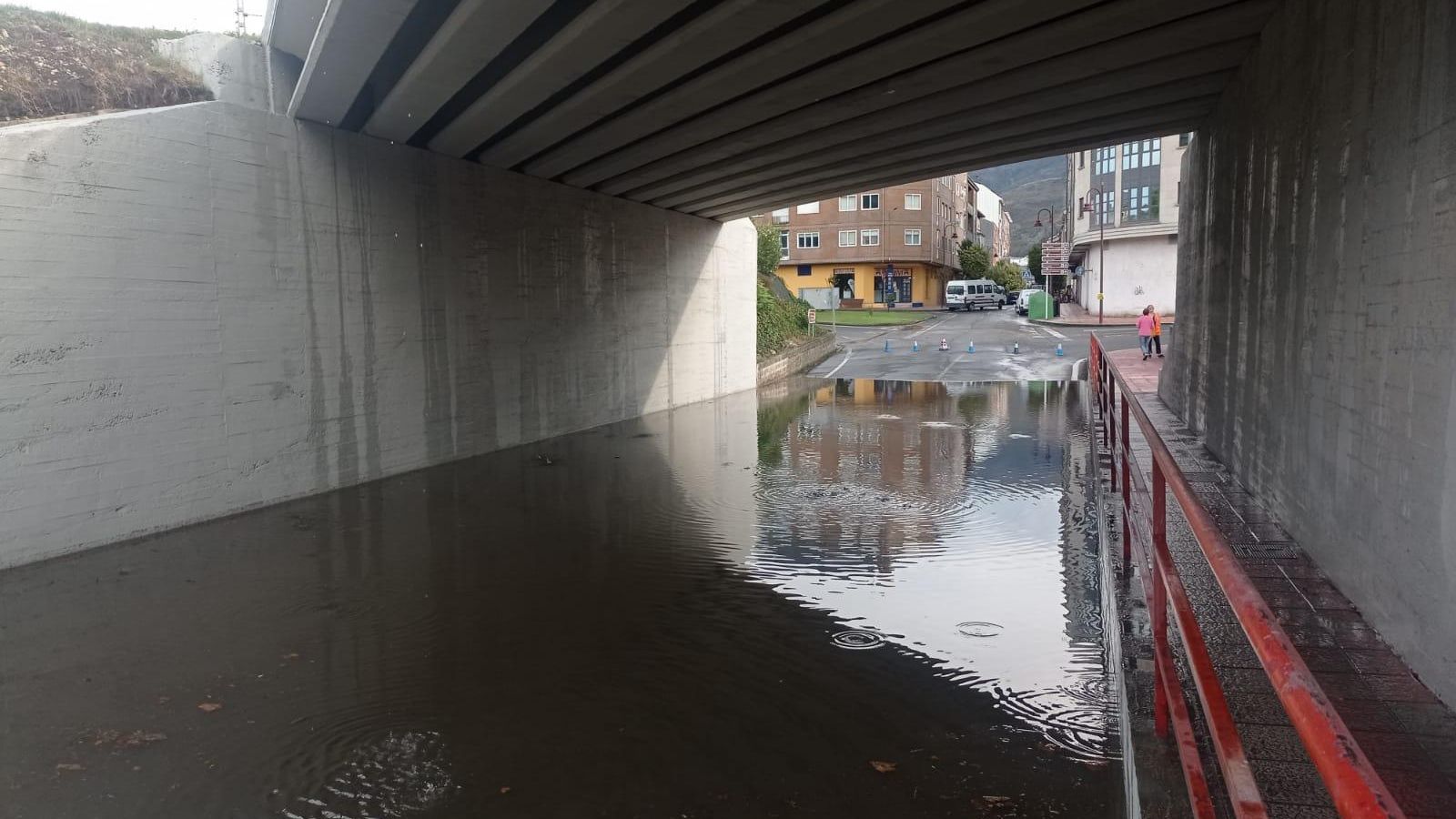 El paso inferior de la vía del tren de Veigamuiños, anegado.