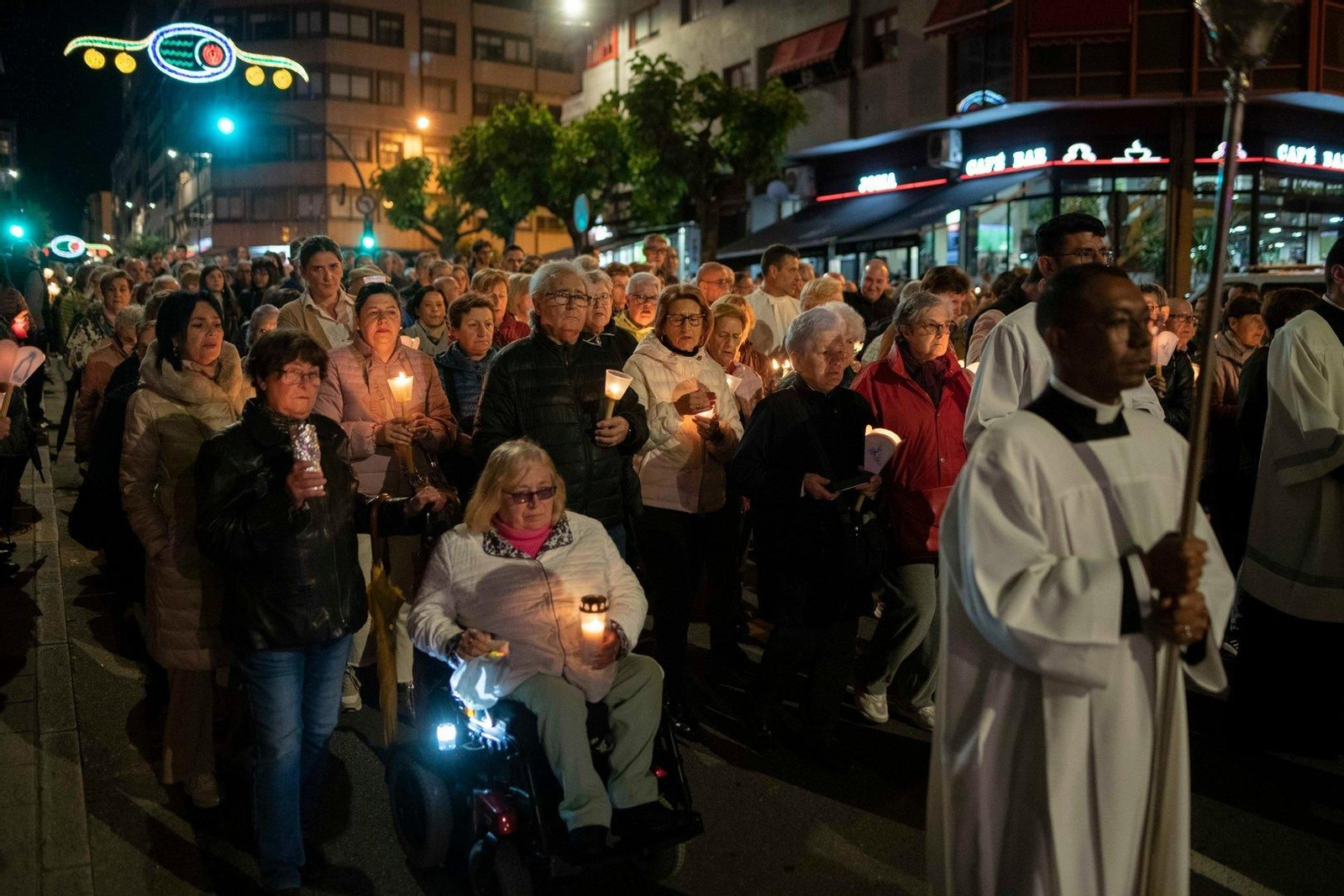 La Virgen de Fátima, arropada por los ourensanos en su procesión.