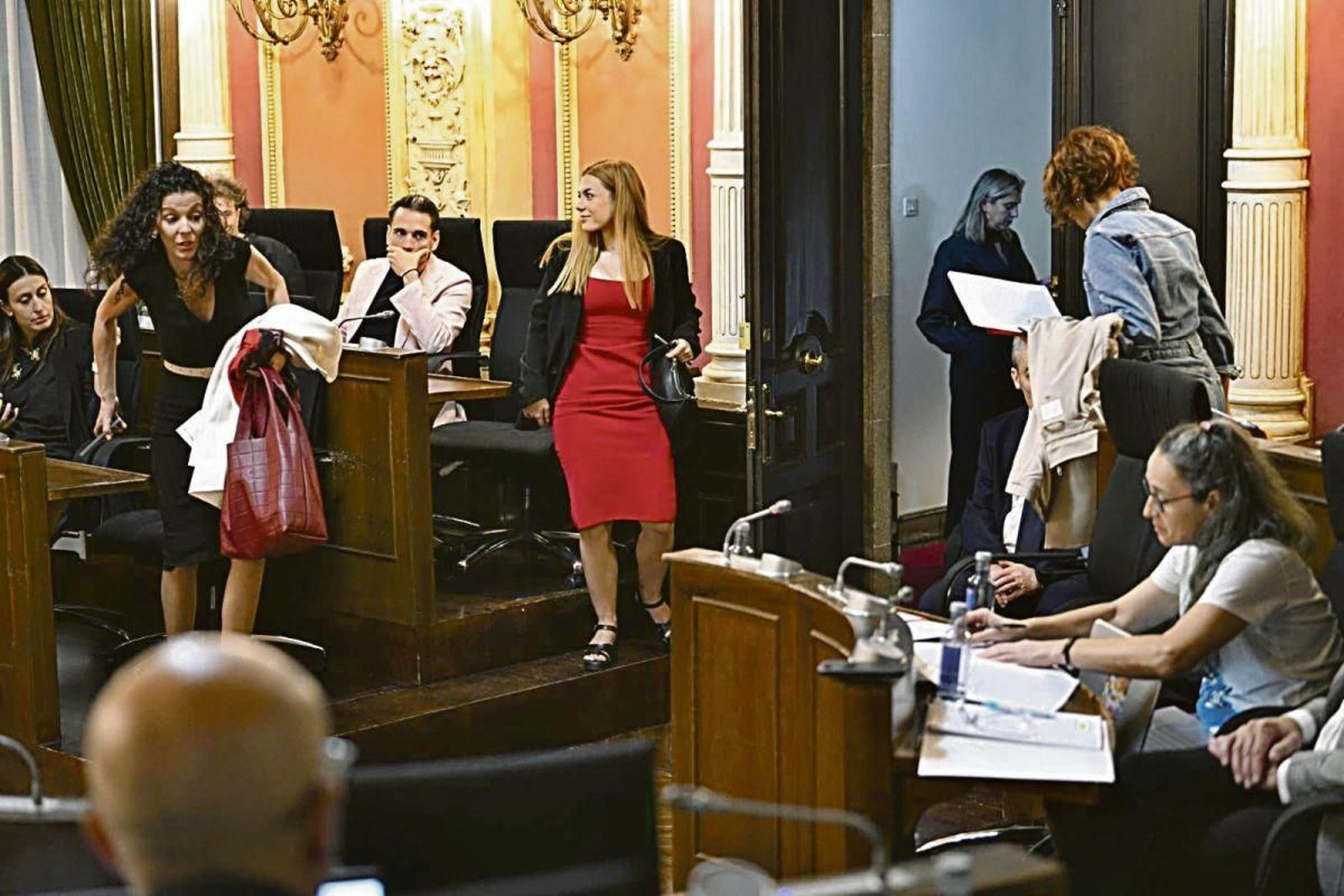 Las concejalas del PSOE abandonan el pleno, mientras su portavoz, Natalia González, espera en el exterior.