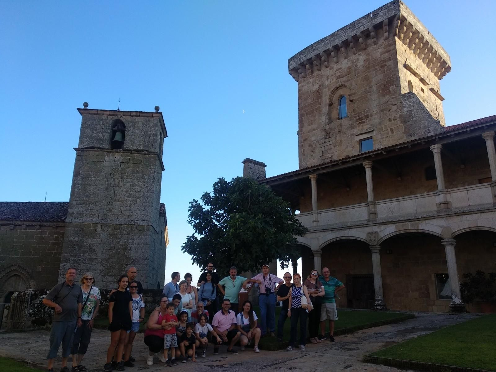 Un grupo de turistas en el Patio de Armas de Monterrei.