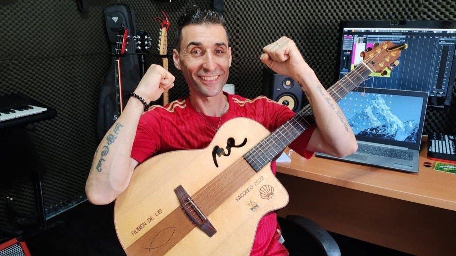 Imagen de Rubén de Lis en su estudio de grabación.