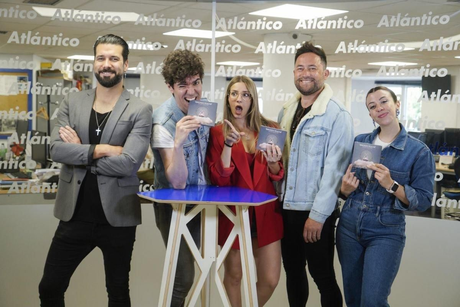 Pepo, Rubén, Lara, Julián y Lewis, de Broken Peach, en Atlántico TV.