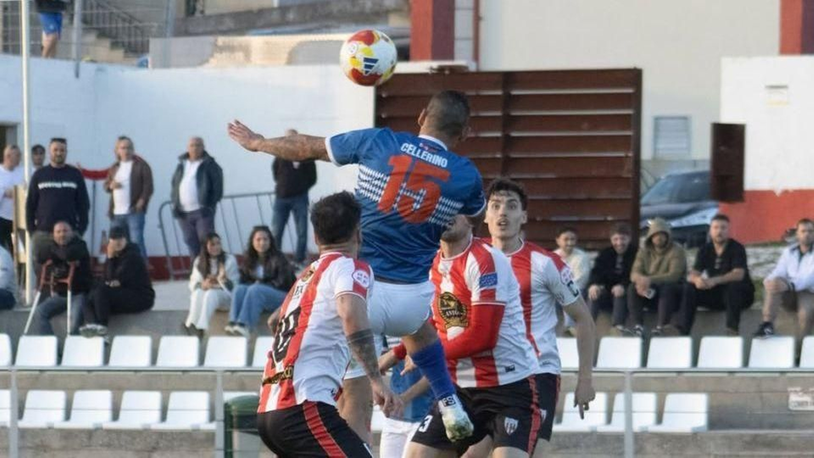 Cellerino disputa un balón aéreo ayer en la Illa de Arousa.