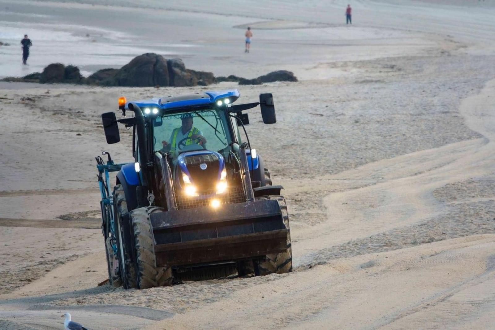 Galería | La resaca de San Xoán 2026 deja toneladas de residuos en Samil y Panxón
