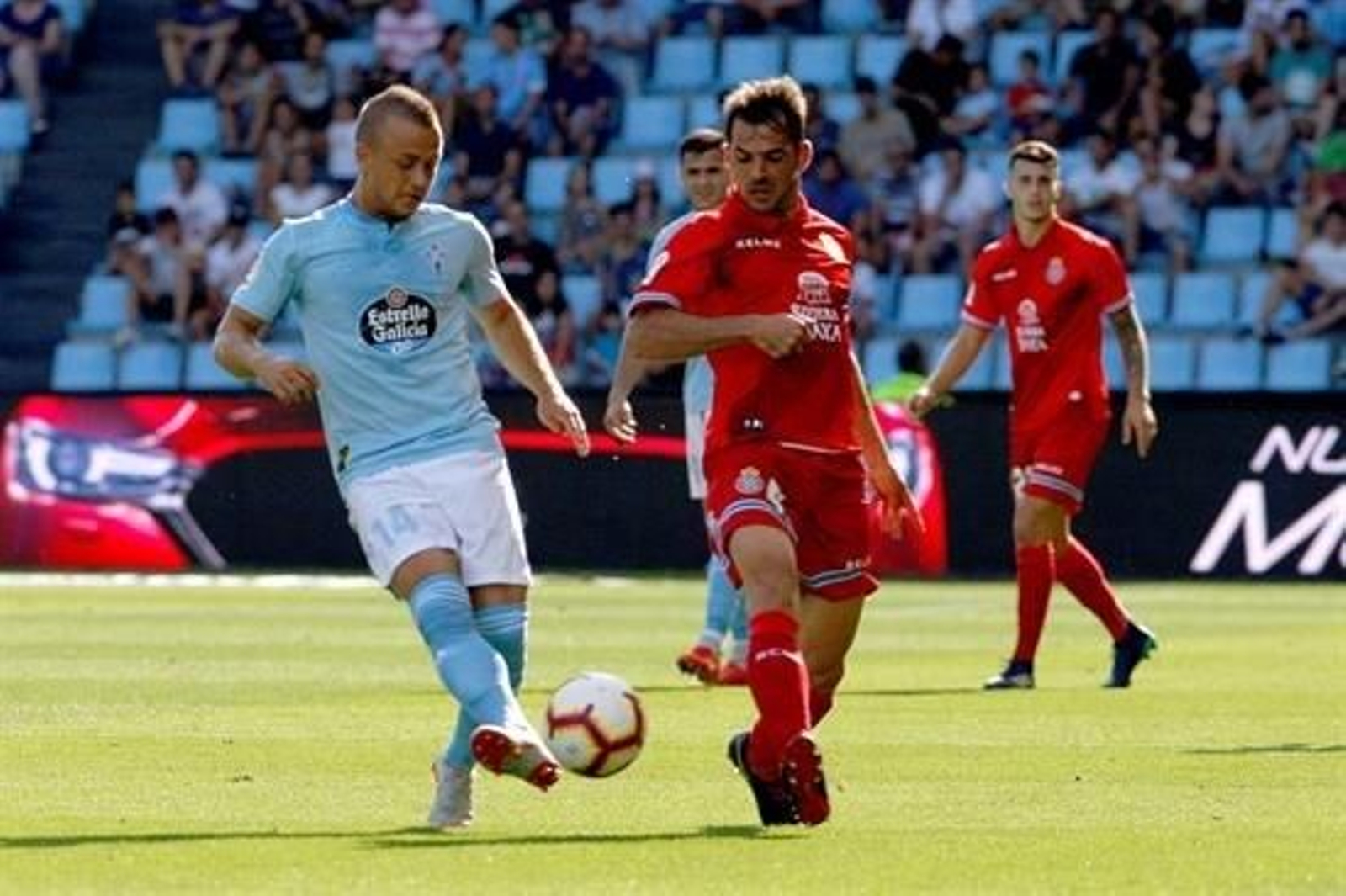 El centrocampista eslovaco del Celta de Vigo Stanislav Lobotka (i), pugna por un balón con. Víctor Sánchez