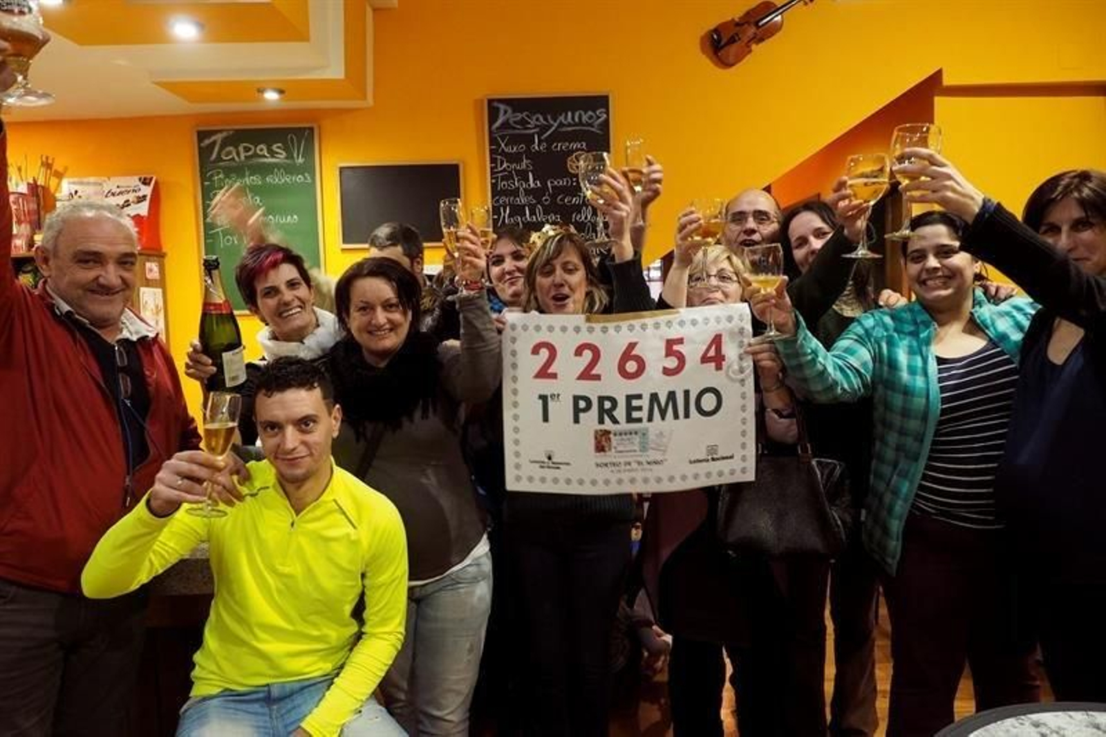 Varios de los premiados celebran hoy en la cafetería Central, en San Clodio, capital del municipio lucense de Ribas de Sil. (ELISEO TRIGO)