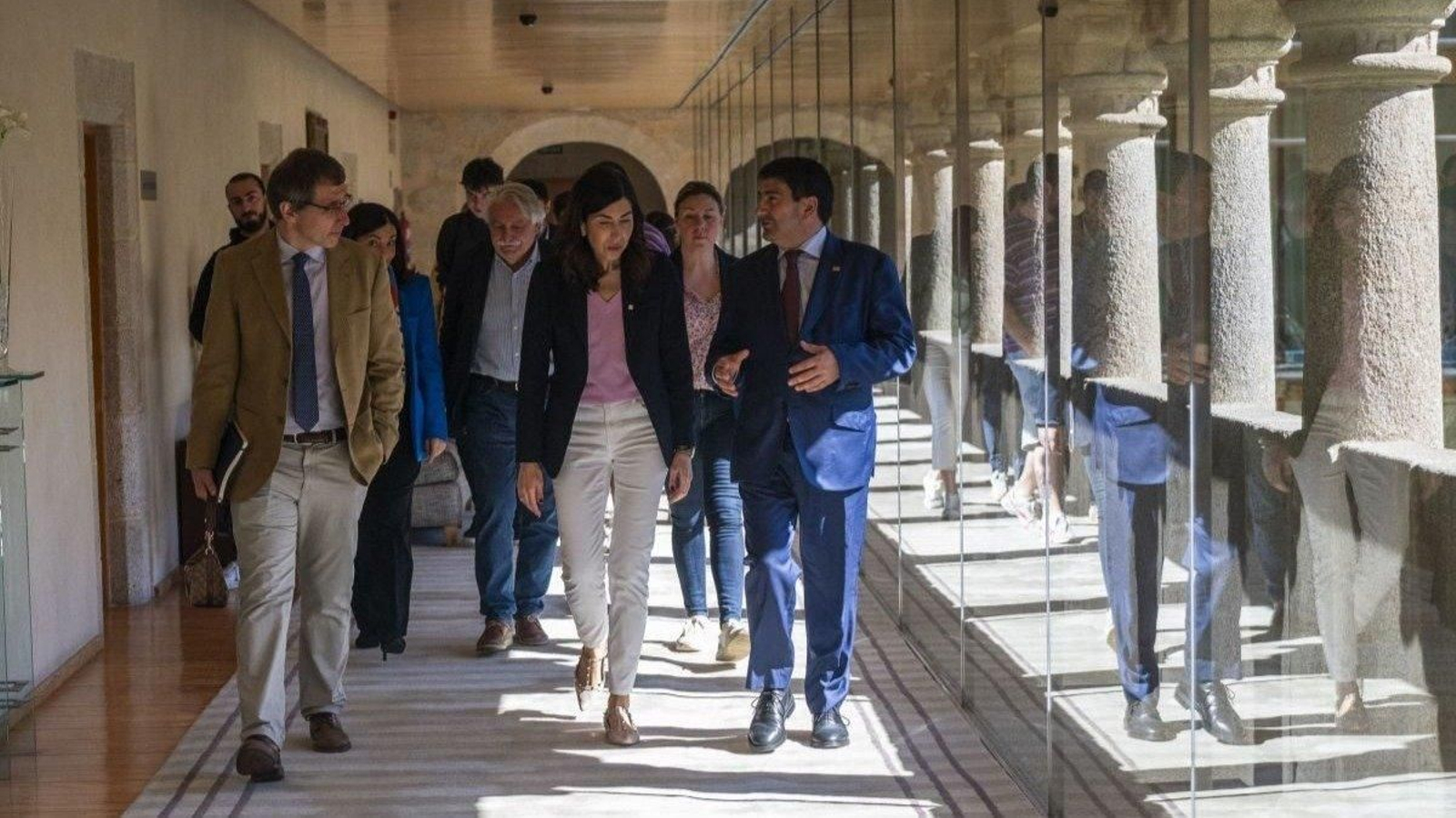 Morillo (en el centro) y Blanco conversan mientras pasean por los pasillos del parador (foto: Martiño Pinal)