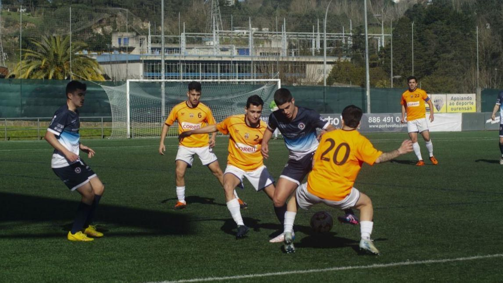 El goleador Adrián Presas controla el balón ante la oposición de los rivales.