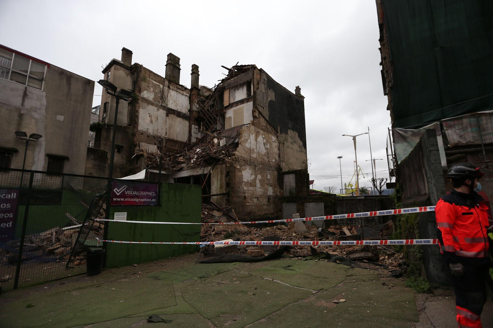 Se derrumba un edificio en el centro de Vigo // Alberte
