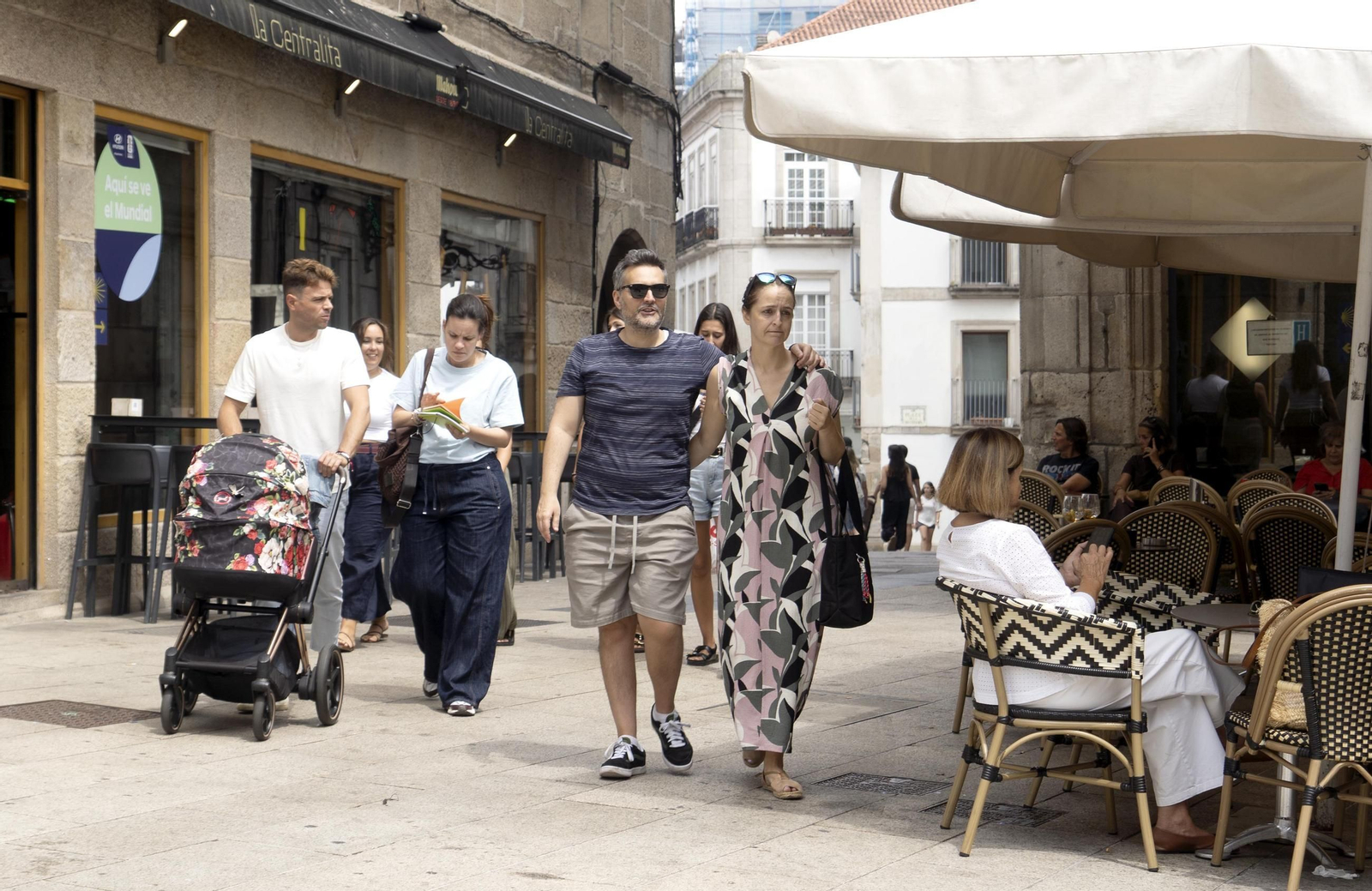 Un grupo de turistas entrando a Porta do Sol, uno de los puntos turísticos de Vigo.