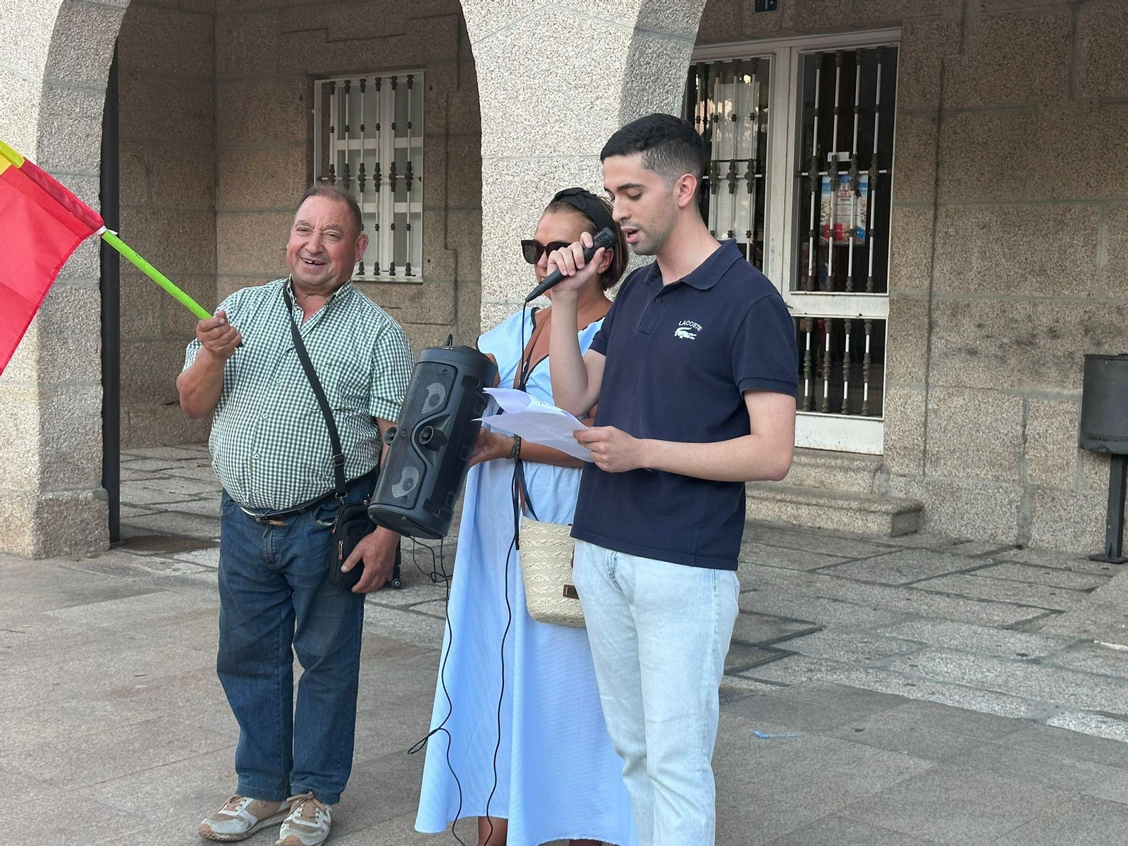 Concentración en apoyo a Ceuta frente al Concello de Verín