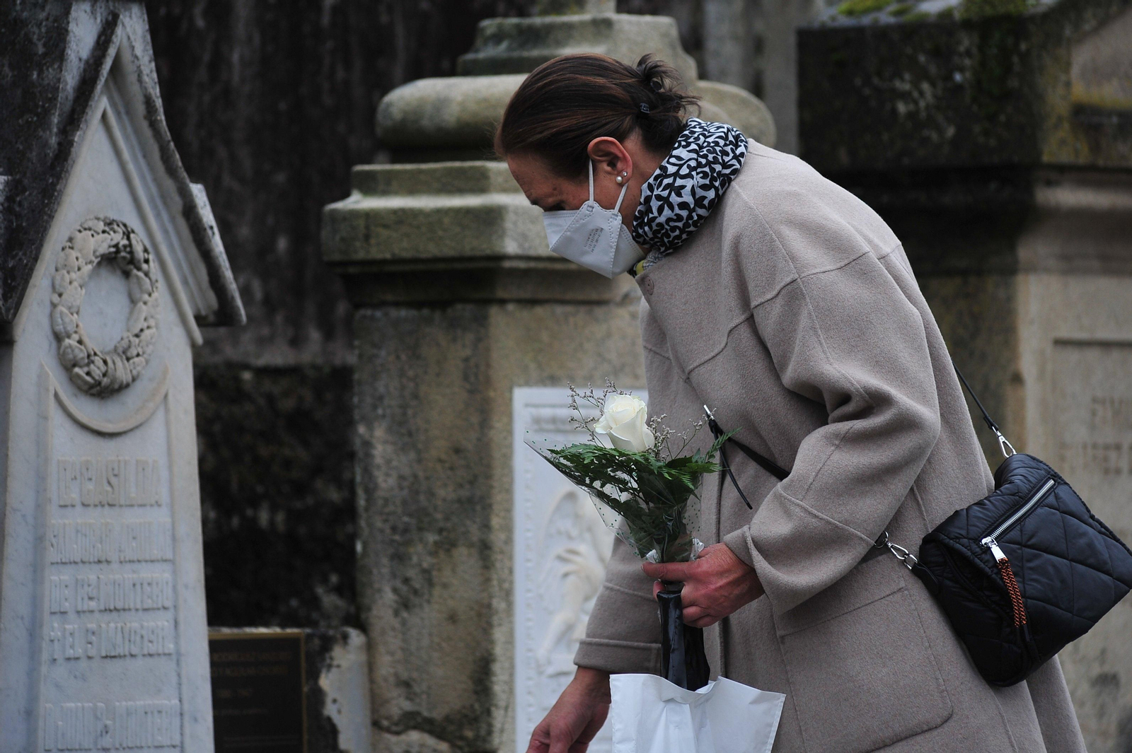 OURENSE 31/10/2021.- Jornada dominical en el cementerio de San Francisco José Paz