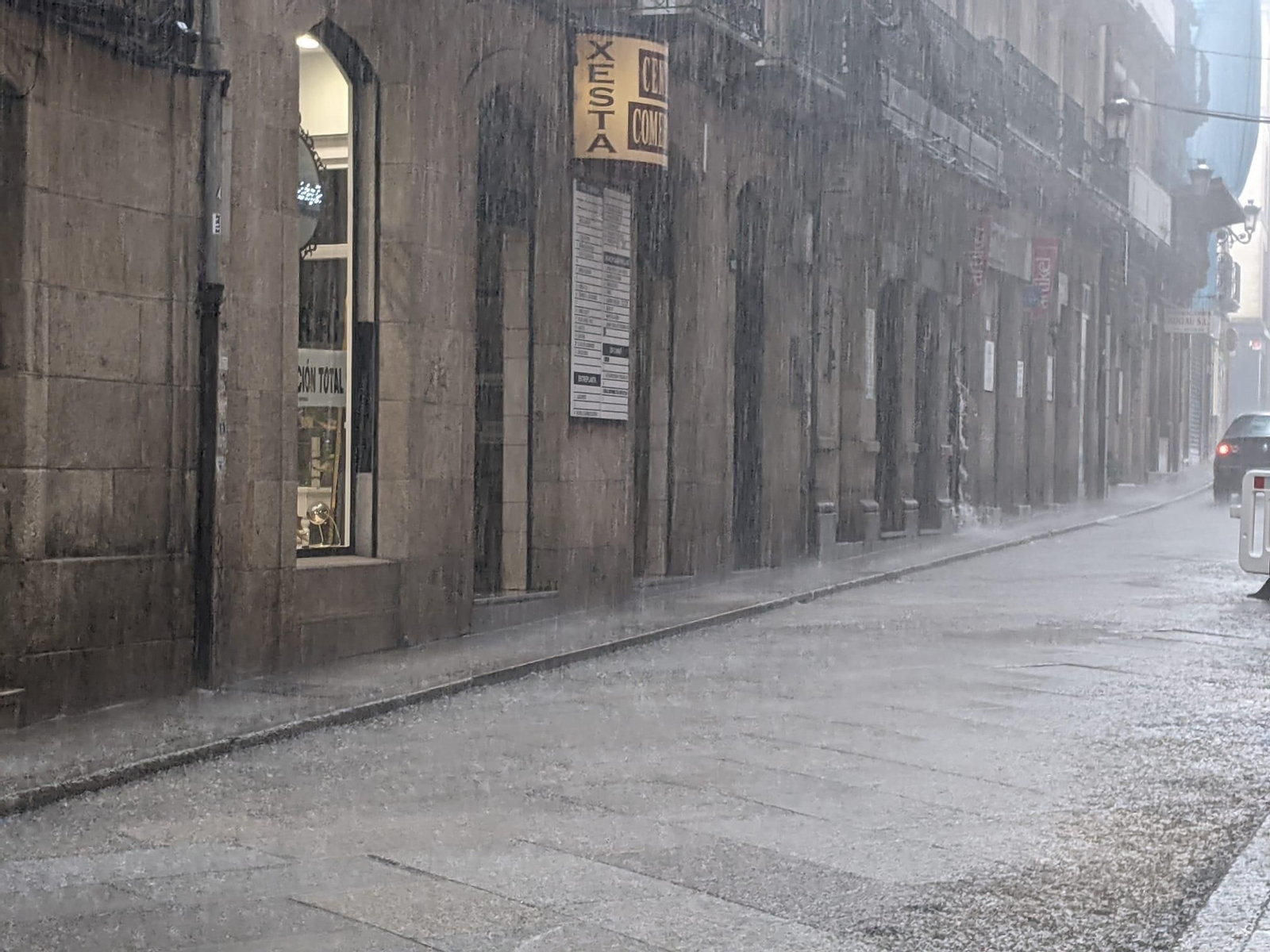 Ríos de agua en el Casco Vello
