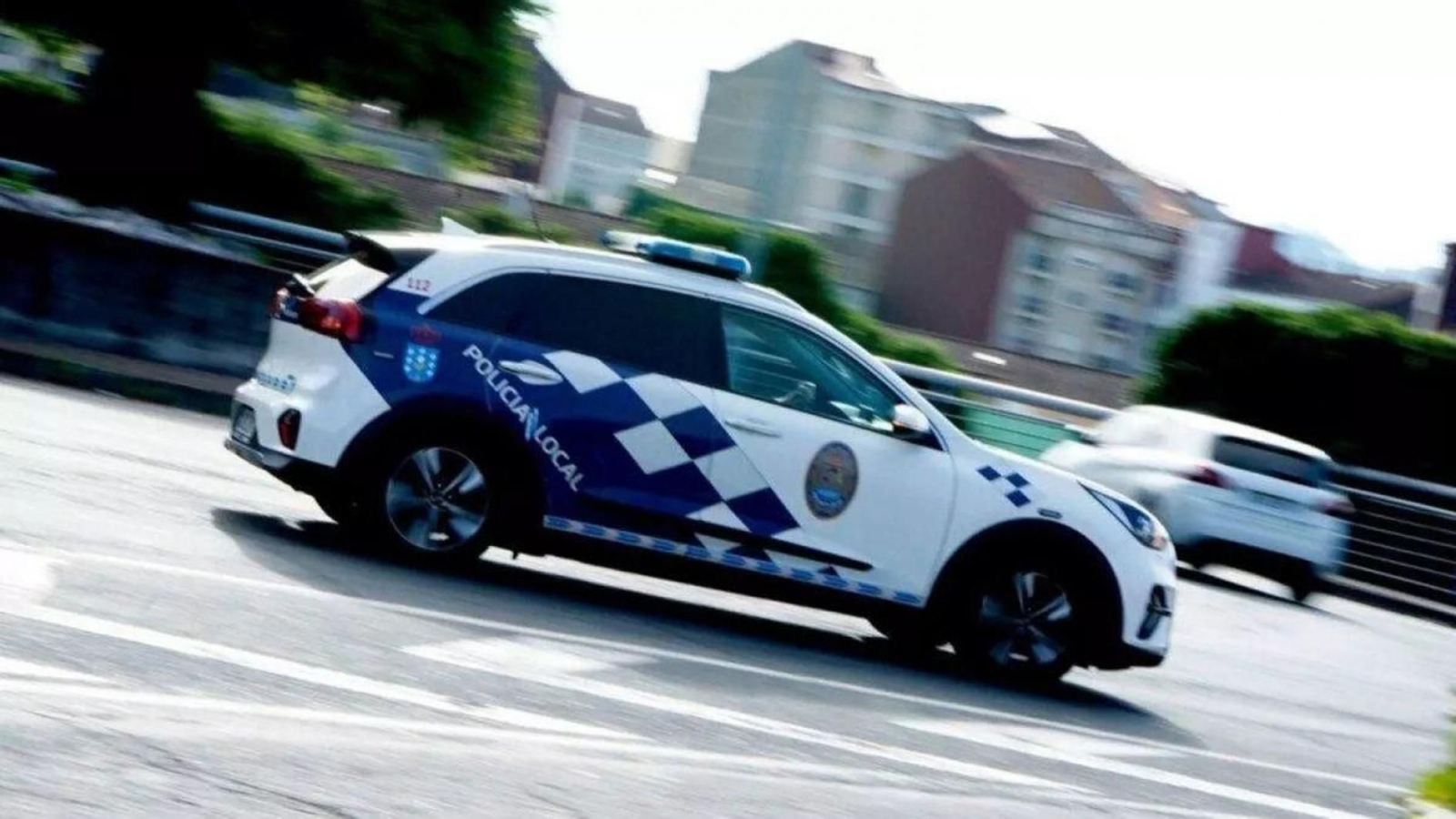 Un coche de la Policía Local patrulla por la ciudad.