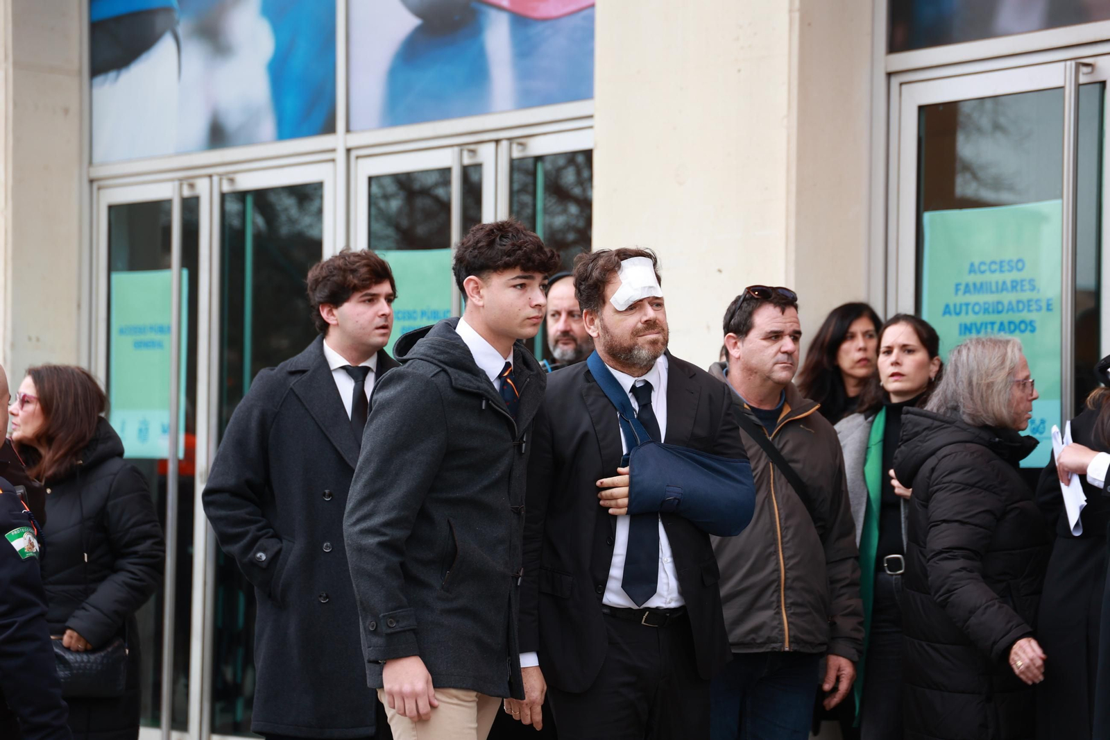Entrada de familiares de las victimas y ciudadanos al interior del Palacio de Deportes Carolina Marín, donde transcurre la misa funeral en memoria de las 45 personas fallecidas en el accidente ferroviario de Adamuz (Córdoba)