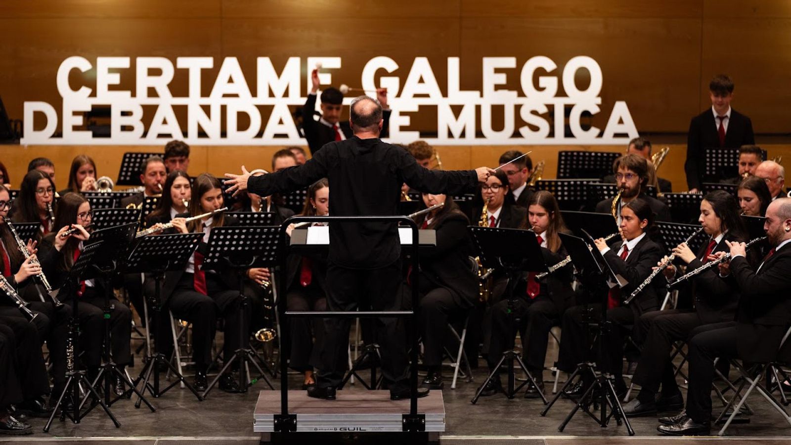 El Maestro José Luis Tielas dirigiendo la Xove Orquestra Ourensanía.
