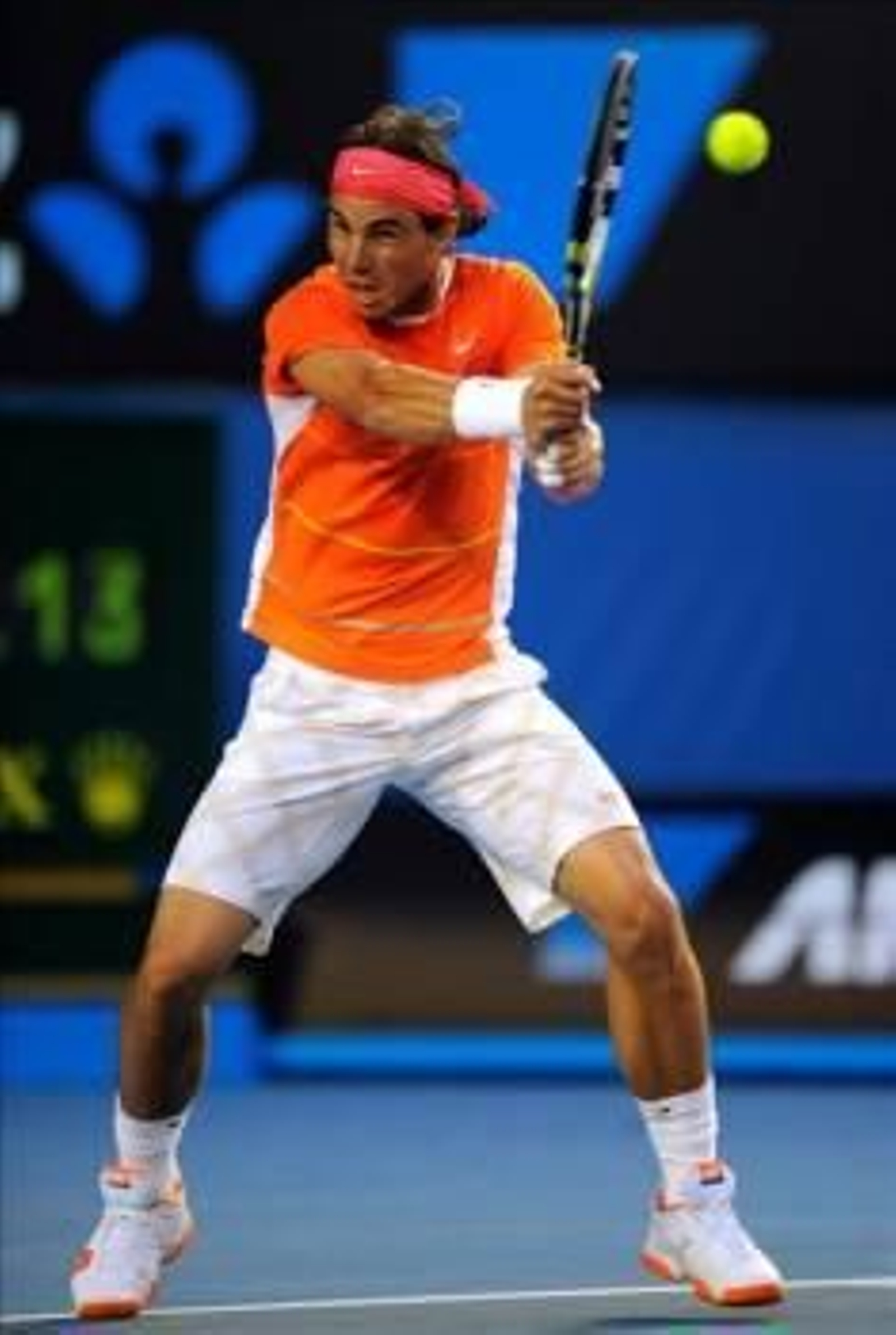Rafael Nadal devuelve la bola al británico Andy Murray. (Foto: Paul Miller)