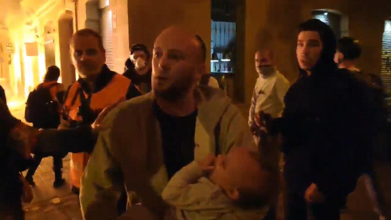 El hombre con su bebé en brazos