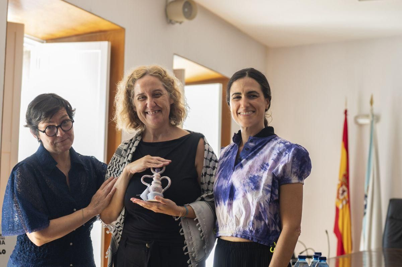 Gena Baamonde, Paula Carballeira y Sabela Mendoza, tras la entrega del Premio de Honra de la MIT.