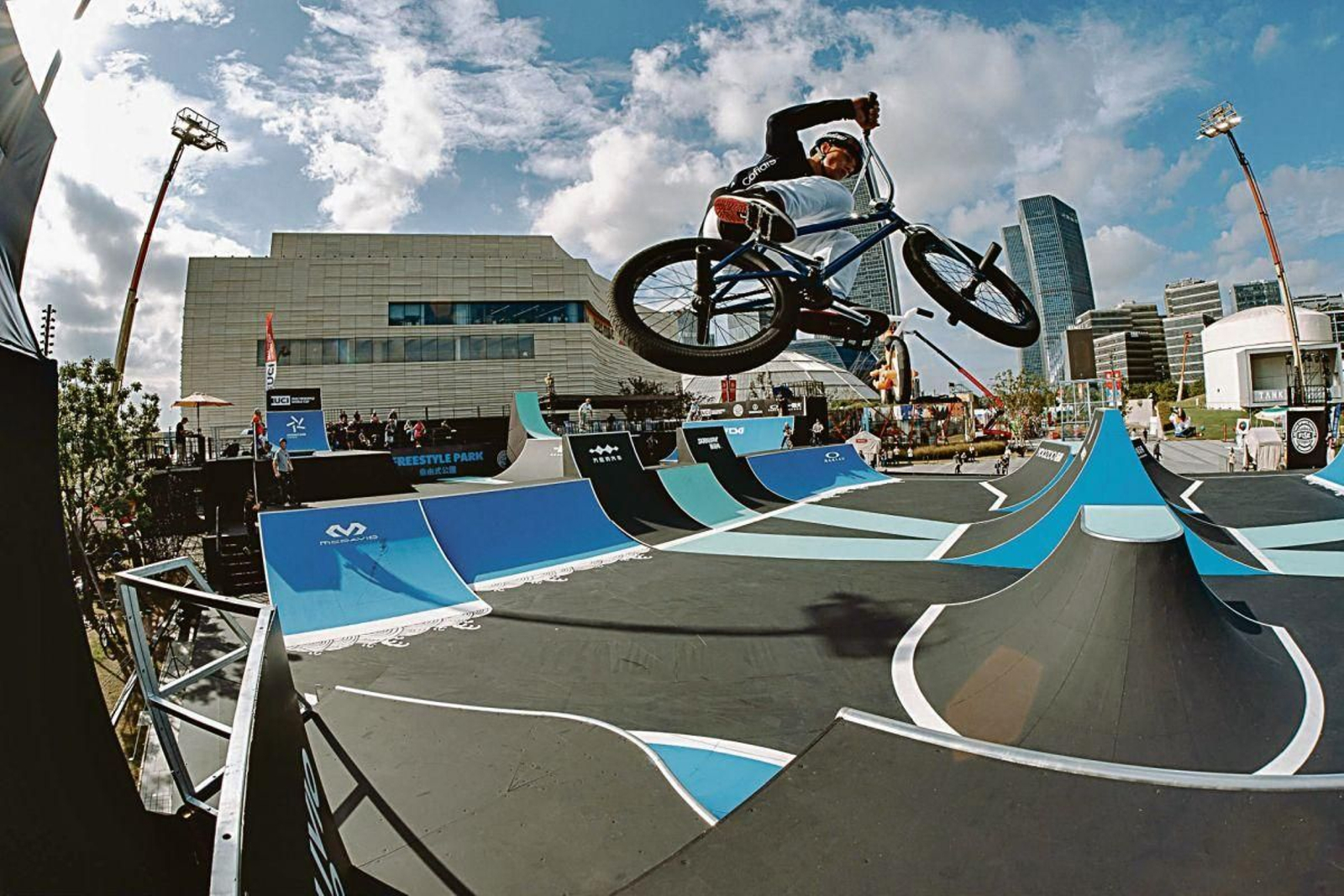 Sergio Veiga y el vigués Saúl Vilar compitiendo en pump track y BMX freestyle respectivamente.
