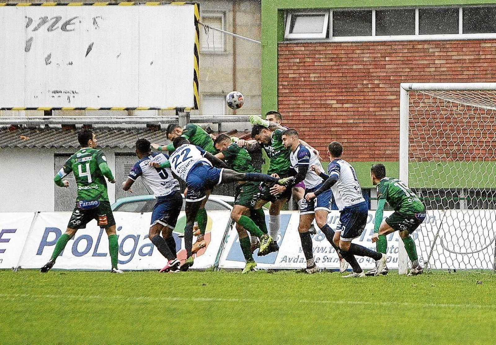 Diego García, portero del Arenteiro, saca la mano ante una maraña de jugadores.