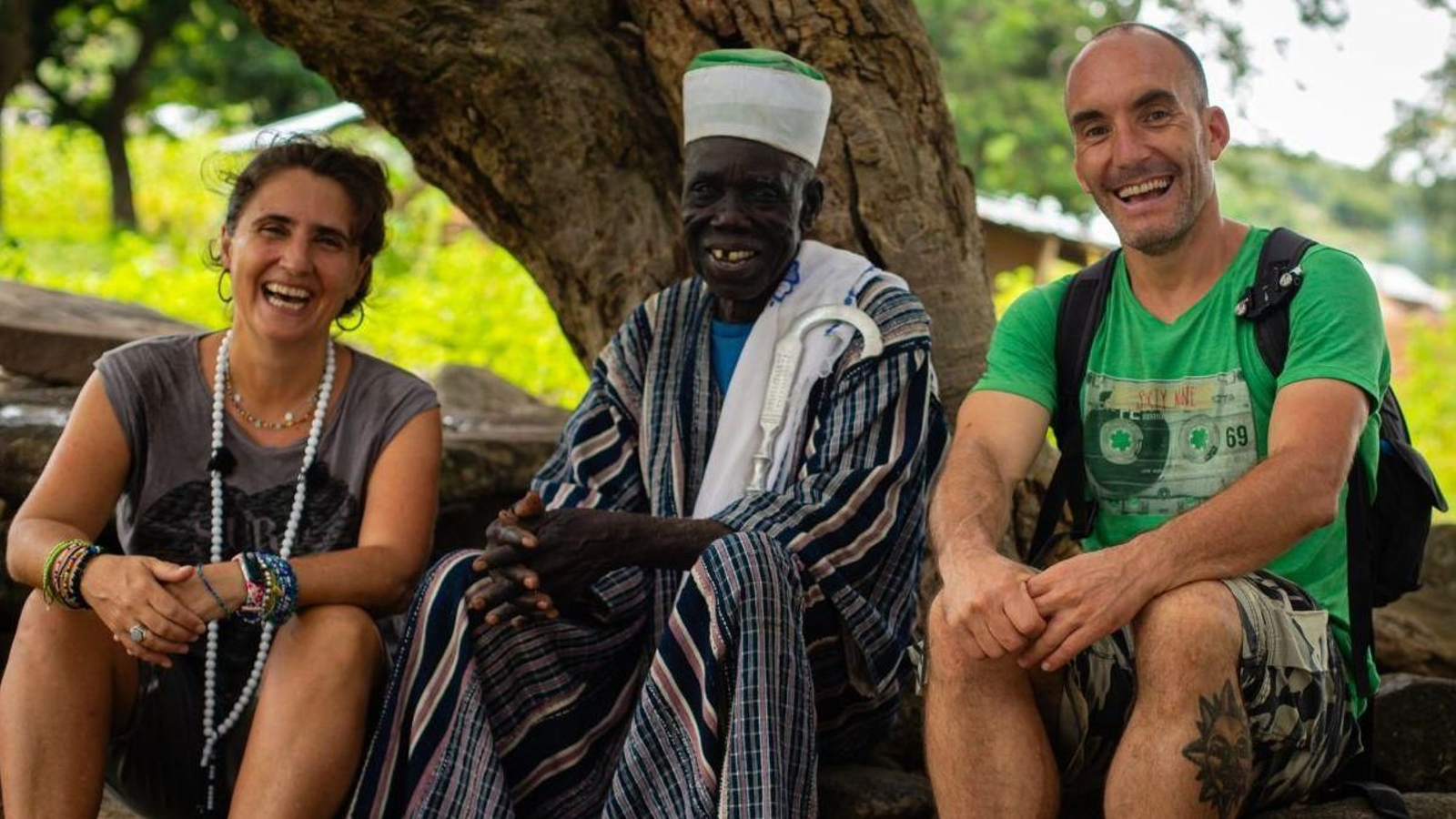 Andrea y David con el rey de la tribu Taneka en Benín.