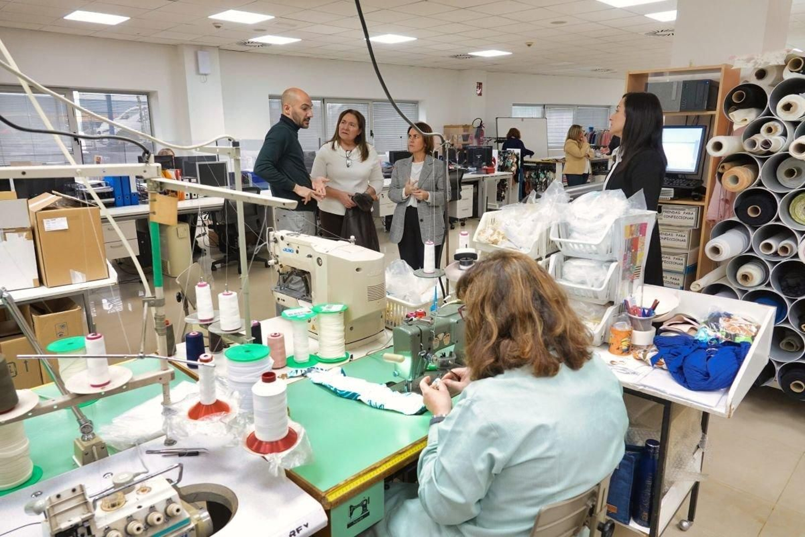 La directora de Gain, durante la visita a la planta de Selmark en el PTL de Vigo.