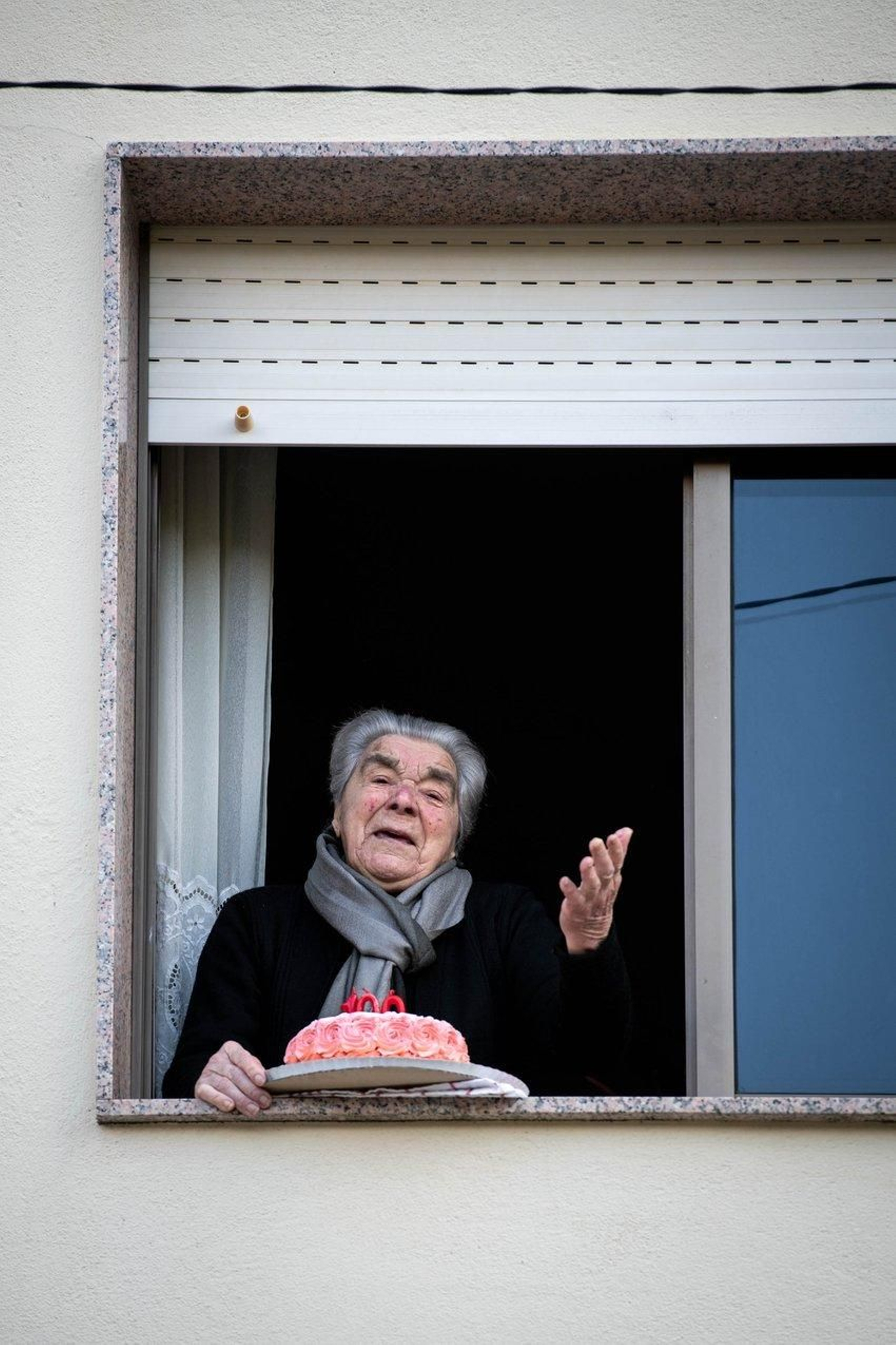 El concello de Cortegada felicita el cumpleaños de Modesta Pérez Tejero, una vecina que cumple 100 años. Foto: Óscar Pinal