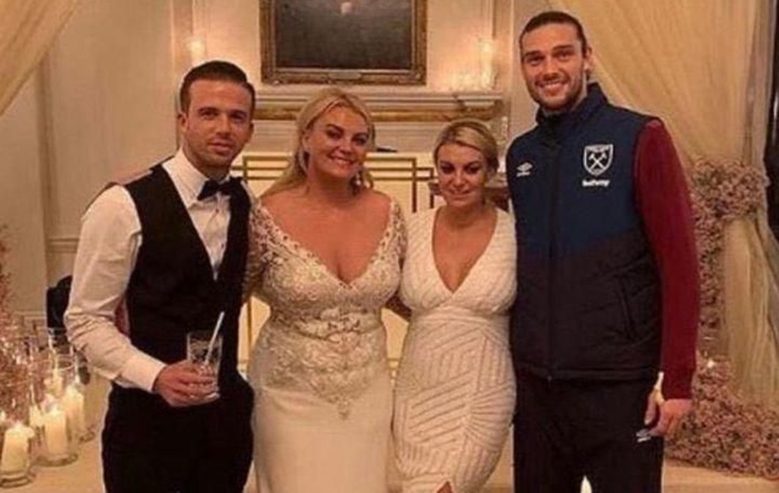 Andy Carroll, a la derecha, en chándal.