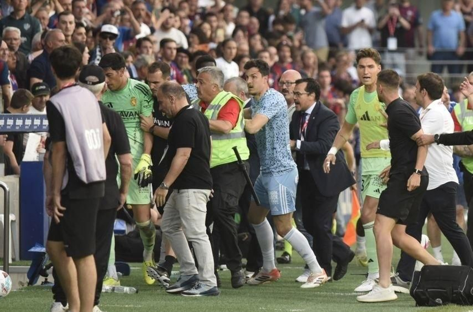 Esteban Andrada abandona el terreno de juego del Huesca tras la agresión a Jorge Pulido en El Alcoraz.