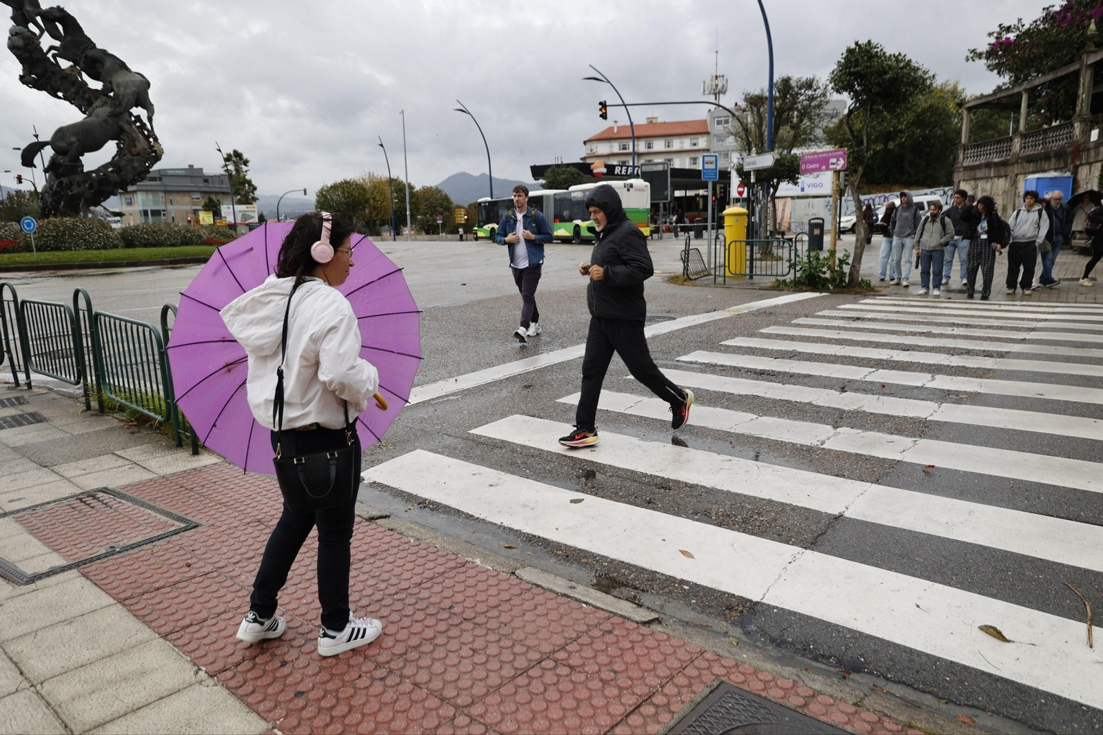 Galería | Árboles y mobiliario urbano sufren el primer temporal del otoño en Vigo