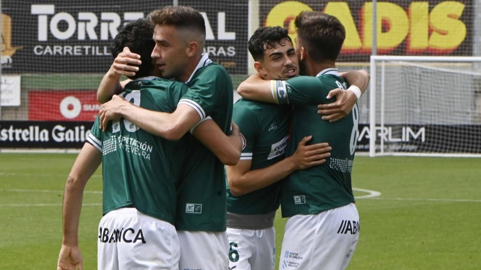 Los futbolistas de verde celebran uno de los cuatro goles de ayer.