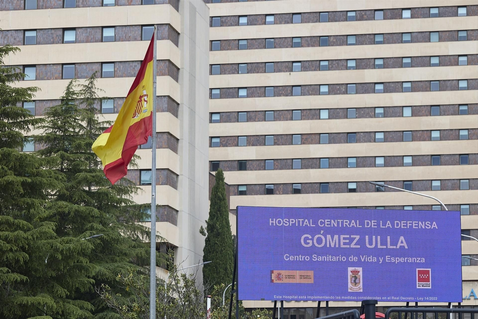 Fachada del hospital Gómez Ulla, en Madrid, donde pasarán la cuarentena los españoles a bordo del crucero con hantavirus