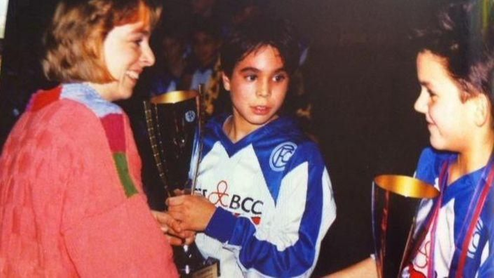 Roberto Canosa, de niño (centro), observa a un compañero de equipo en el Concordia de Basilea que luego ganó 20 títulos de Grand Slam: se llama Roger Federer.