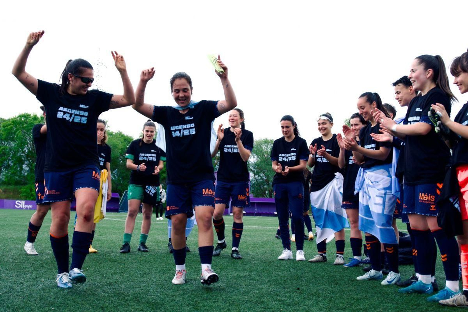 Las jugadoras, celebrando su ascenso a Segunda RFEF.