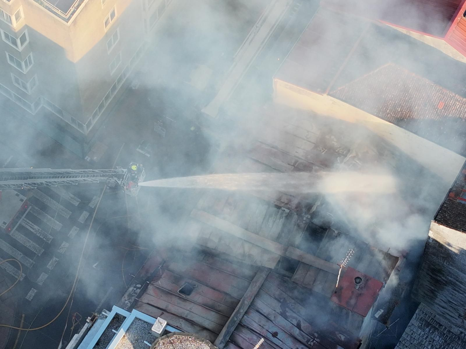 Imagen aérea captada por un dron de la Policía Local que muestra los trabajos de extinción.