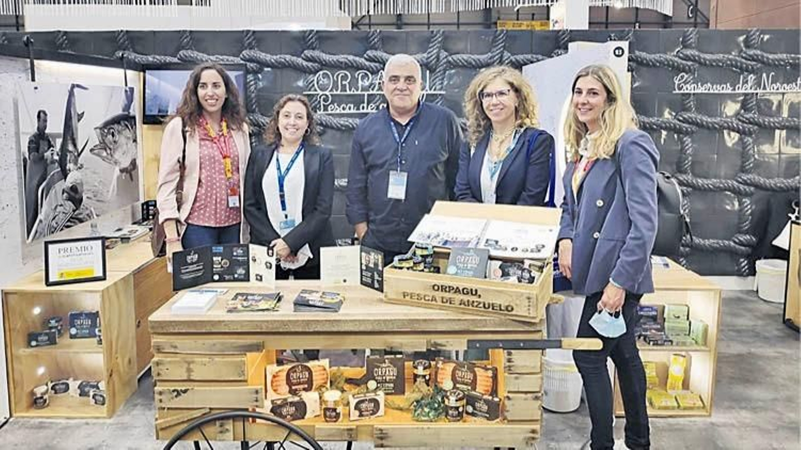 Responsables de Orpagu con su nueva línea de productos ‘Delicias de Anzuelo’.