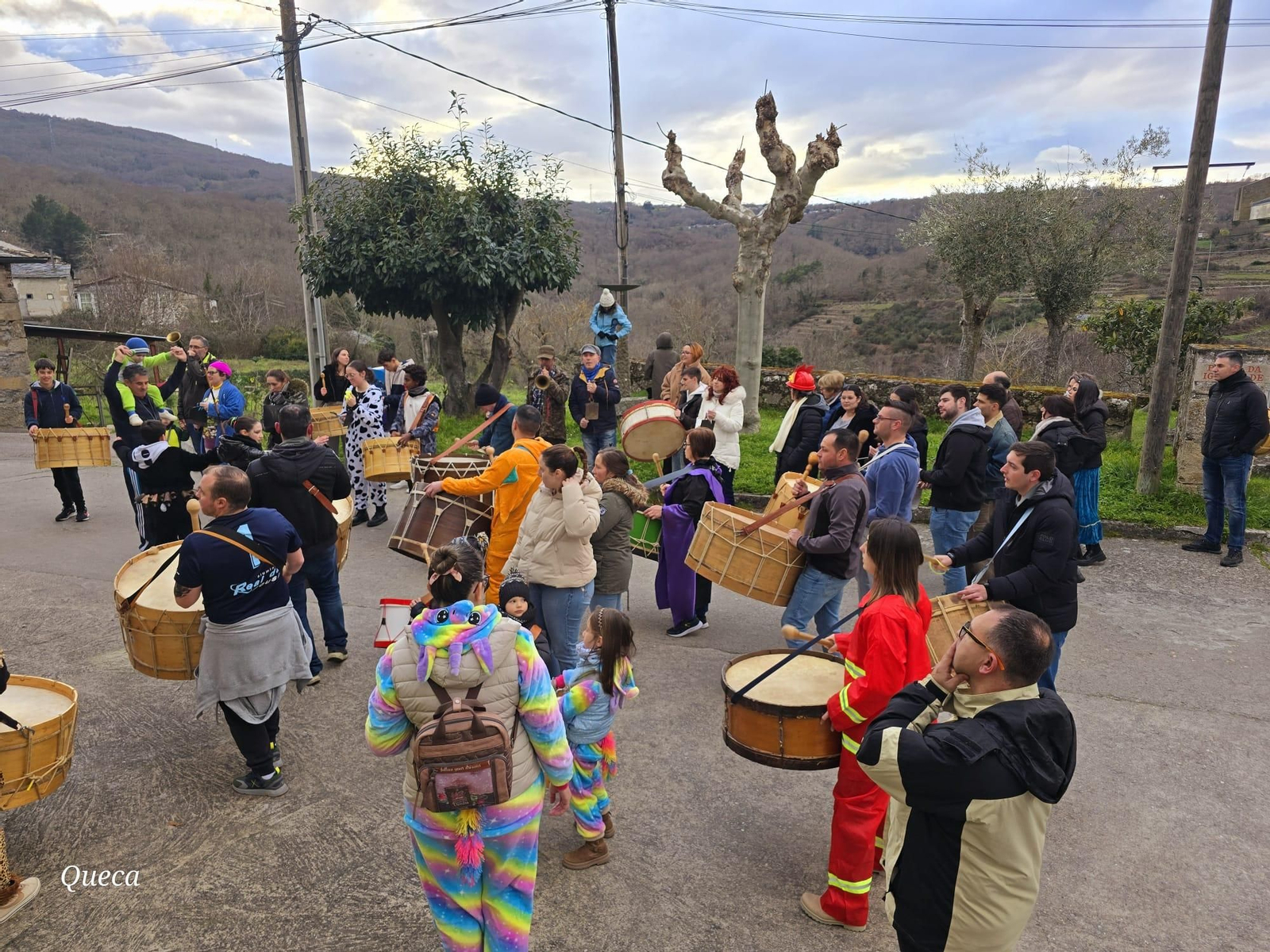 Galería | En Manzaneda, a ronda dos gusanitos é o día para os cativos