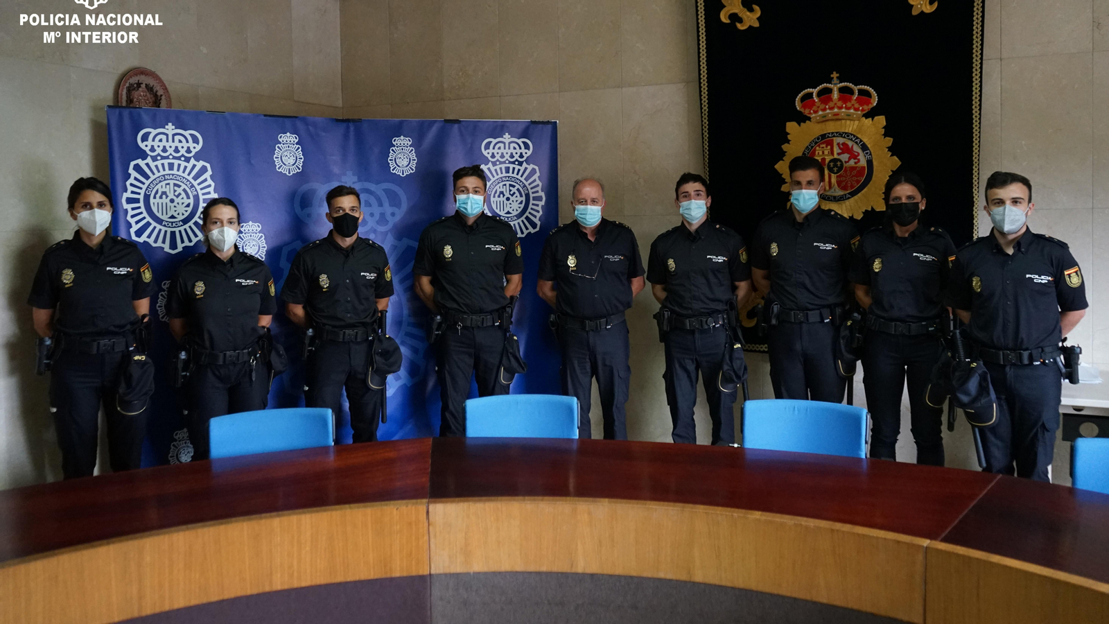 Los ocho policías que continuarán con su formación en Ourense.