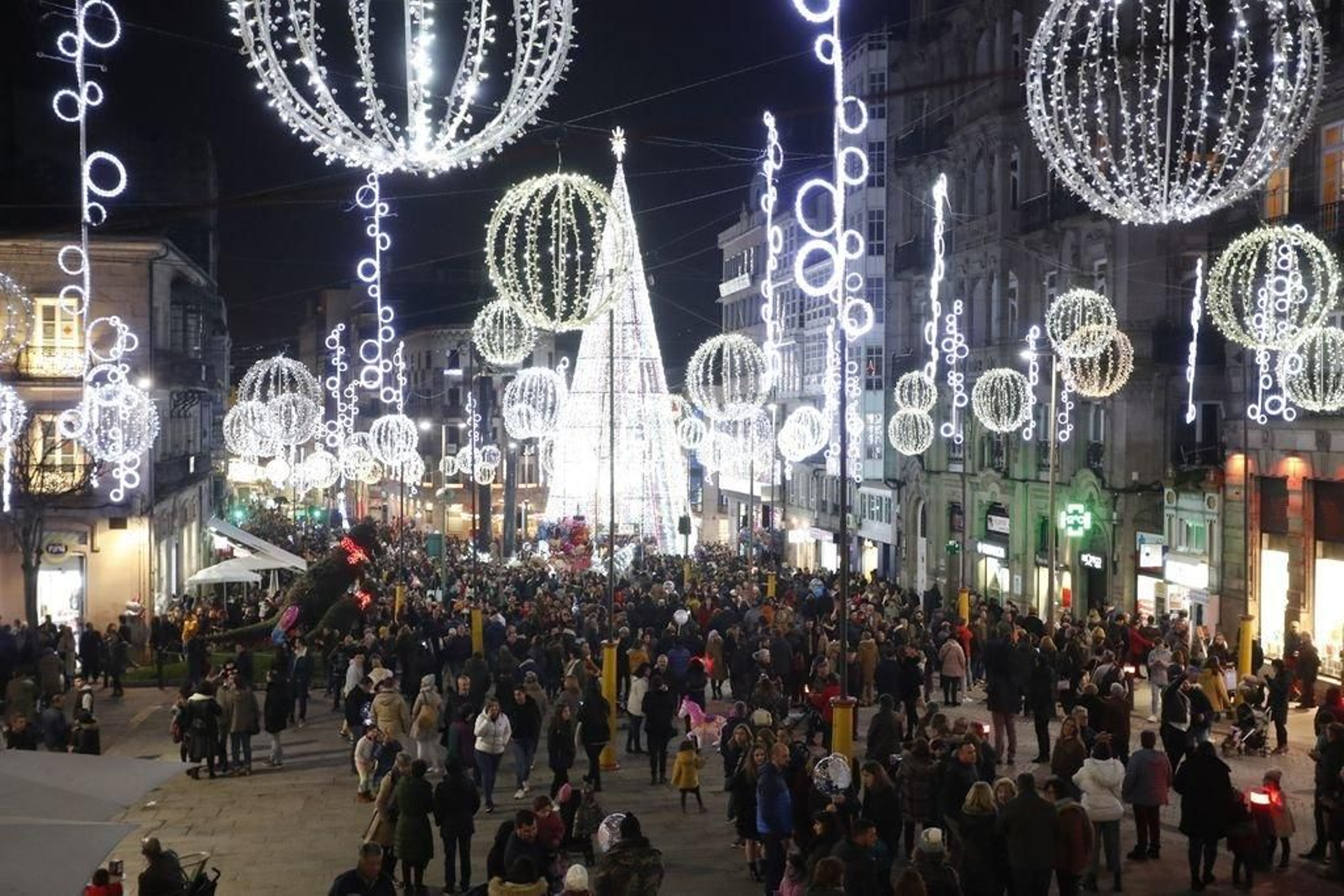 Los turistas invaden Vigo en el Puente305