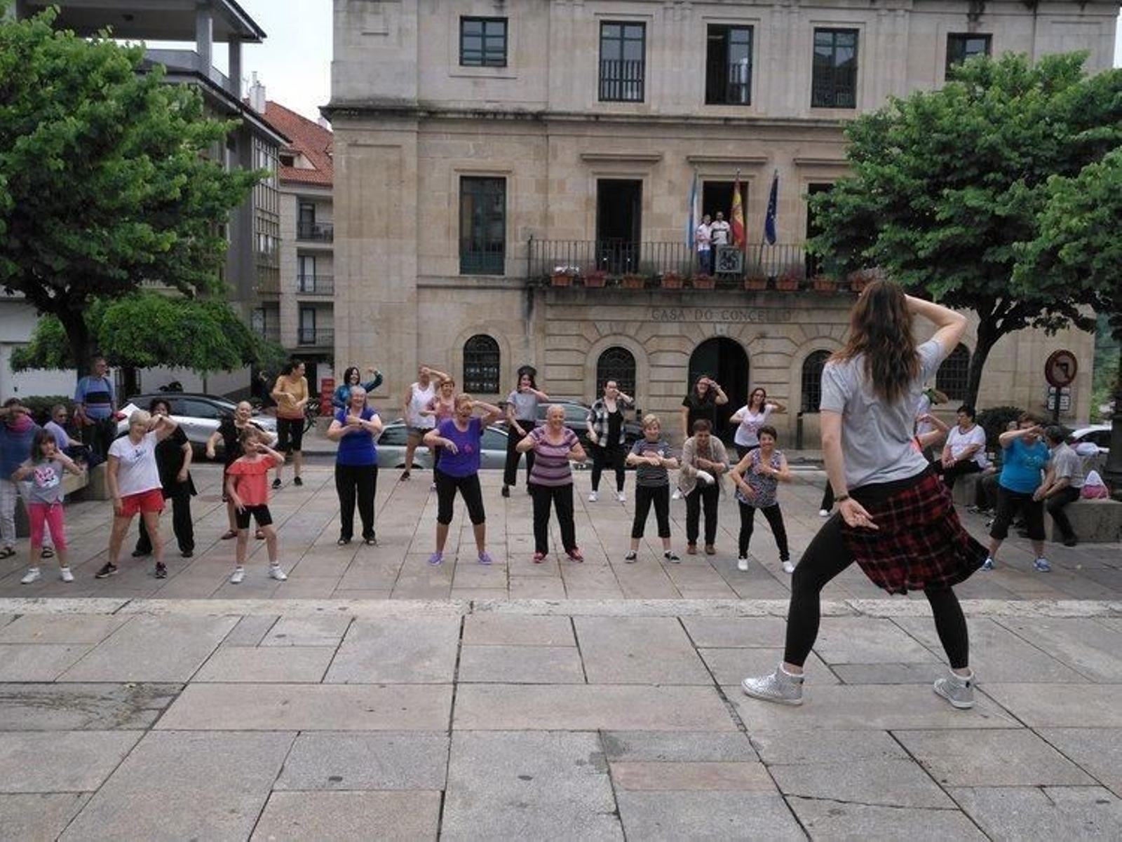 Los participantes del curso, en la actividad de baile en la Praza Maior del municipio.