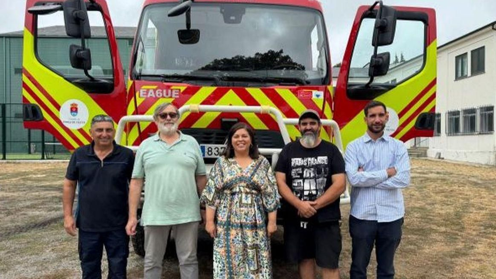 La alcaldesa Patricia Domínguez y los ediles José Luis Vidal y Rubén Pérez, ante el vehículo junto con los responsables de la empresa fabricante.