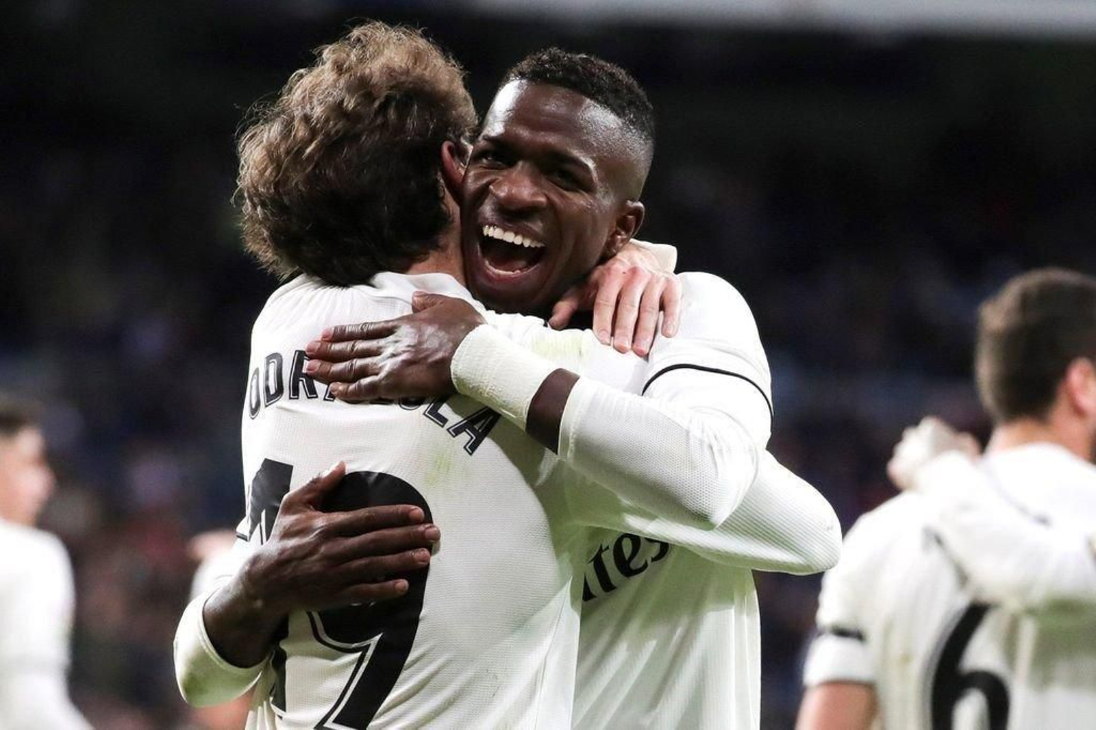 Vinícius abraza a Odriozola durante un encuentro de Copa del Rey.