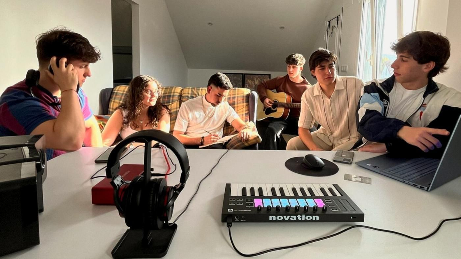 Parte del grupo, durante la producción del tema.