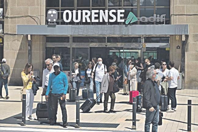 Viajeros llegan a la estación de tren de Ourense. (XESÚS FARIÑAS)